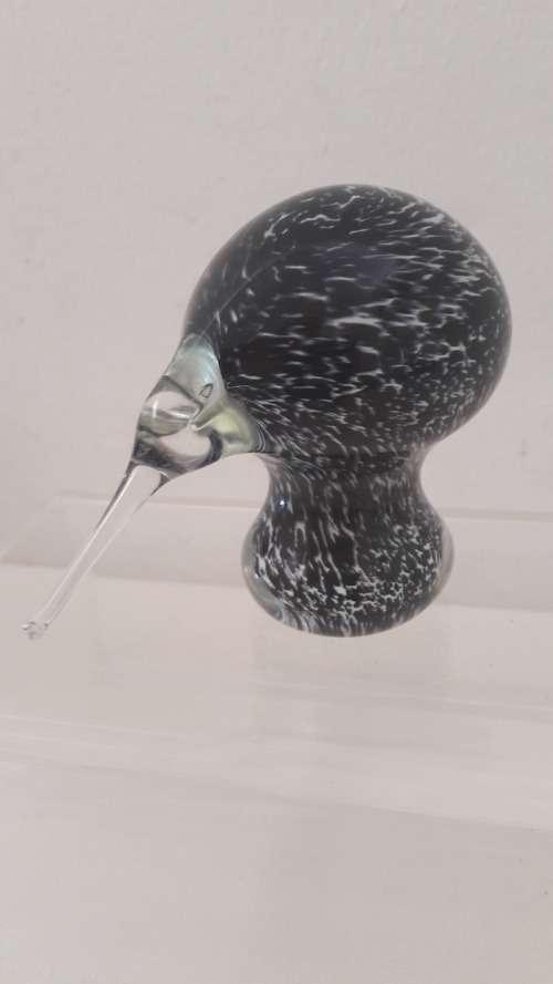 Paperweights & Dumps Hand blown and signed glass Kiwi bird